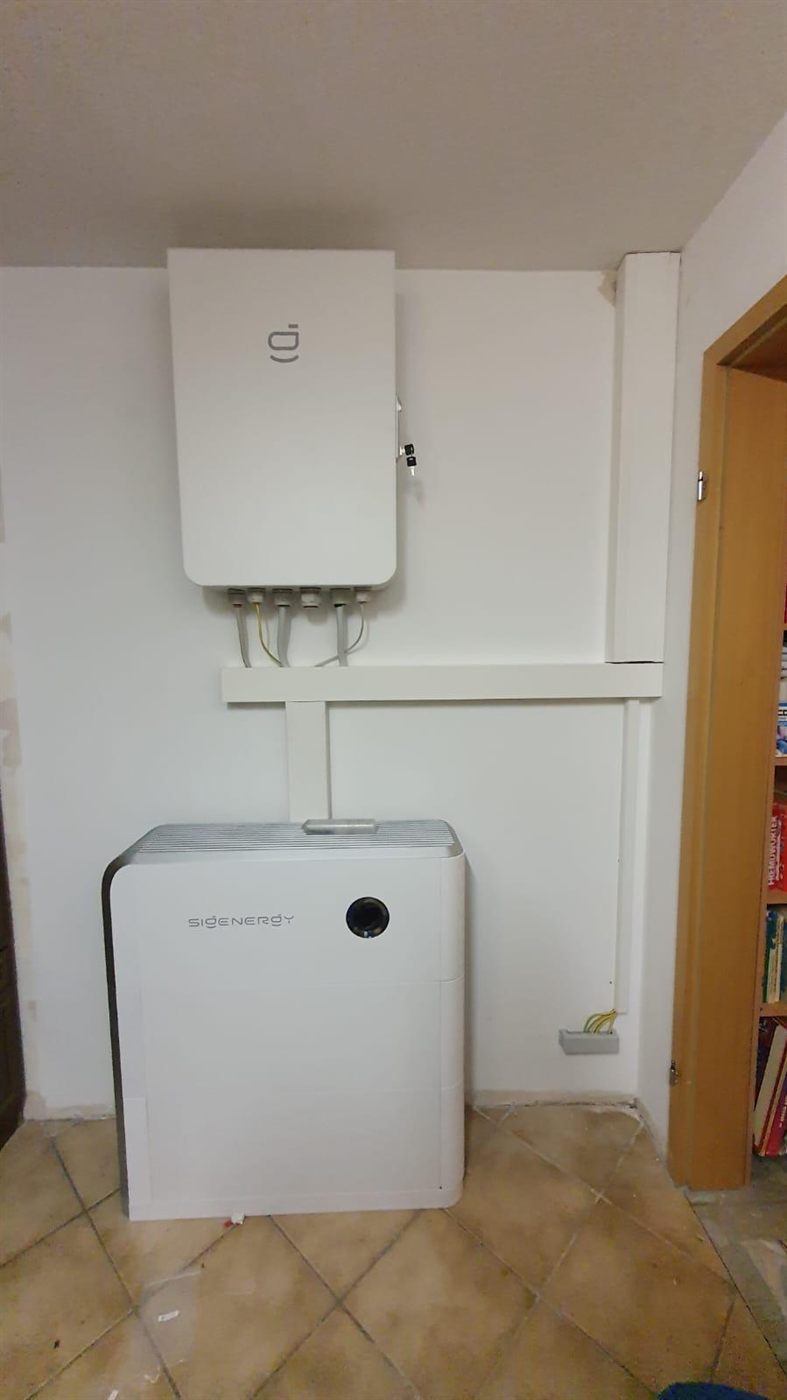 Kompaktes Speichersystem mit Wechselrichter an der Wand und Batterieeinheit darunter