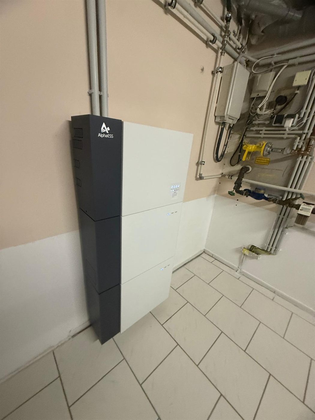 Stehender Batteriespeicher mit mehreren Modulen im Heizungsraum