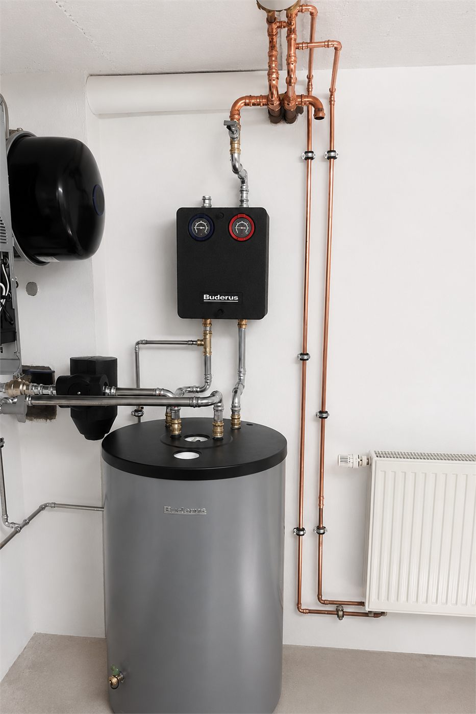 Warmwasserspeicher mit Pumpenstation und Ausdehnungsgefäß, Kupferleitungen sauber an der Wand geführt