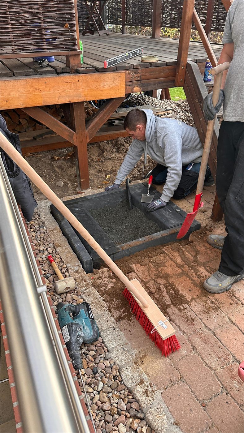 Fertig eingeschaltes Betonfundament für ein Wärmepumpen-Außengerät wird abgezogen