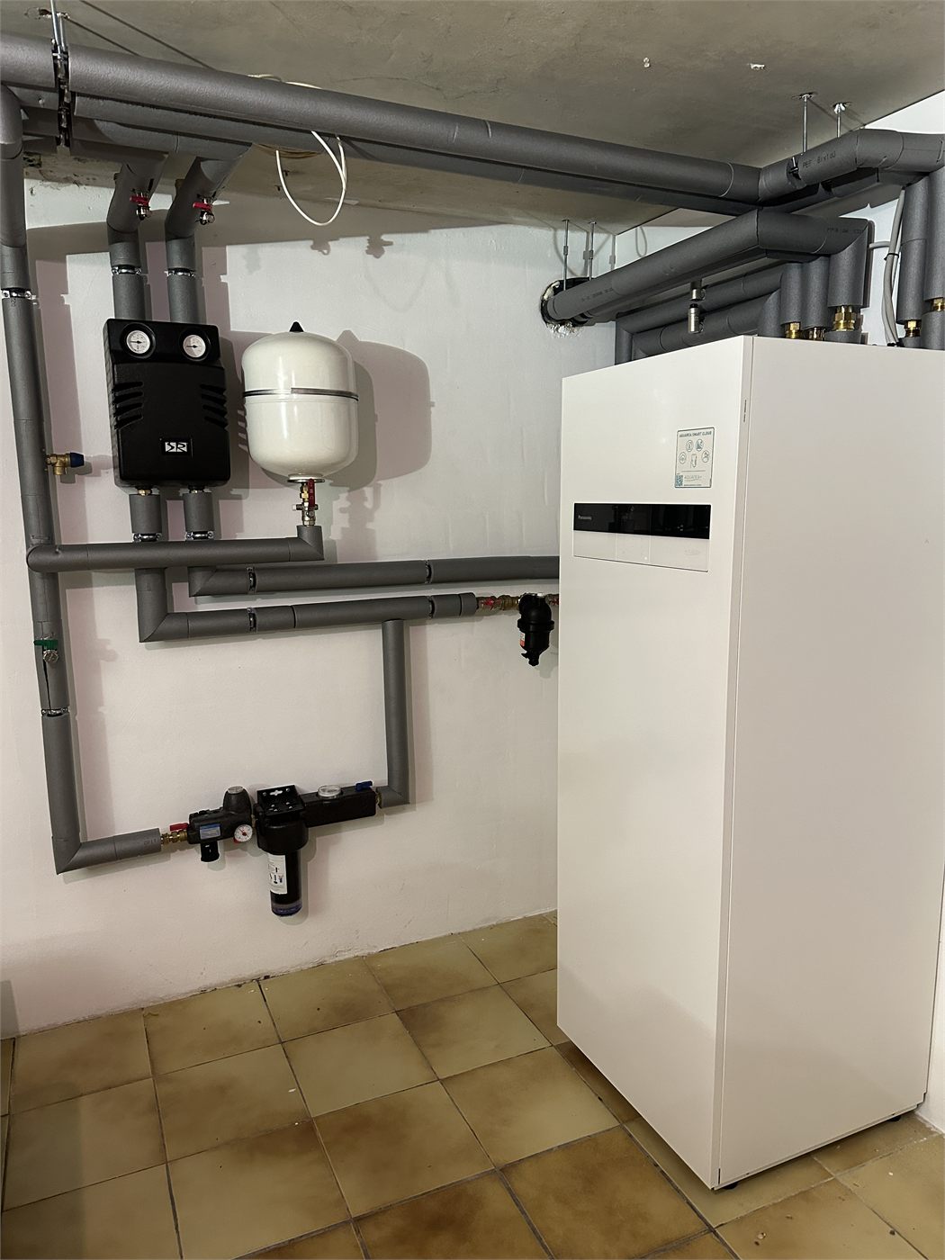 Innengerät der Wärmepumpe im Keller mit gedämmter Hydraulik, Pumpengruppe und Ausdehnungsgefäß